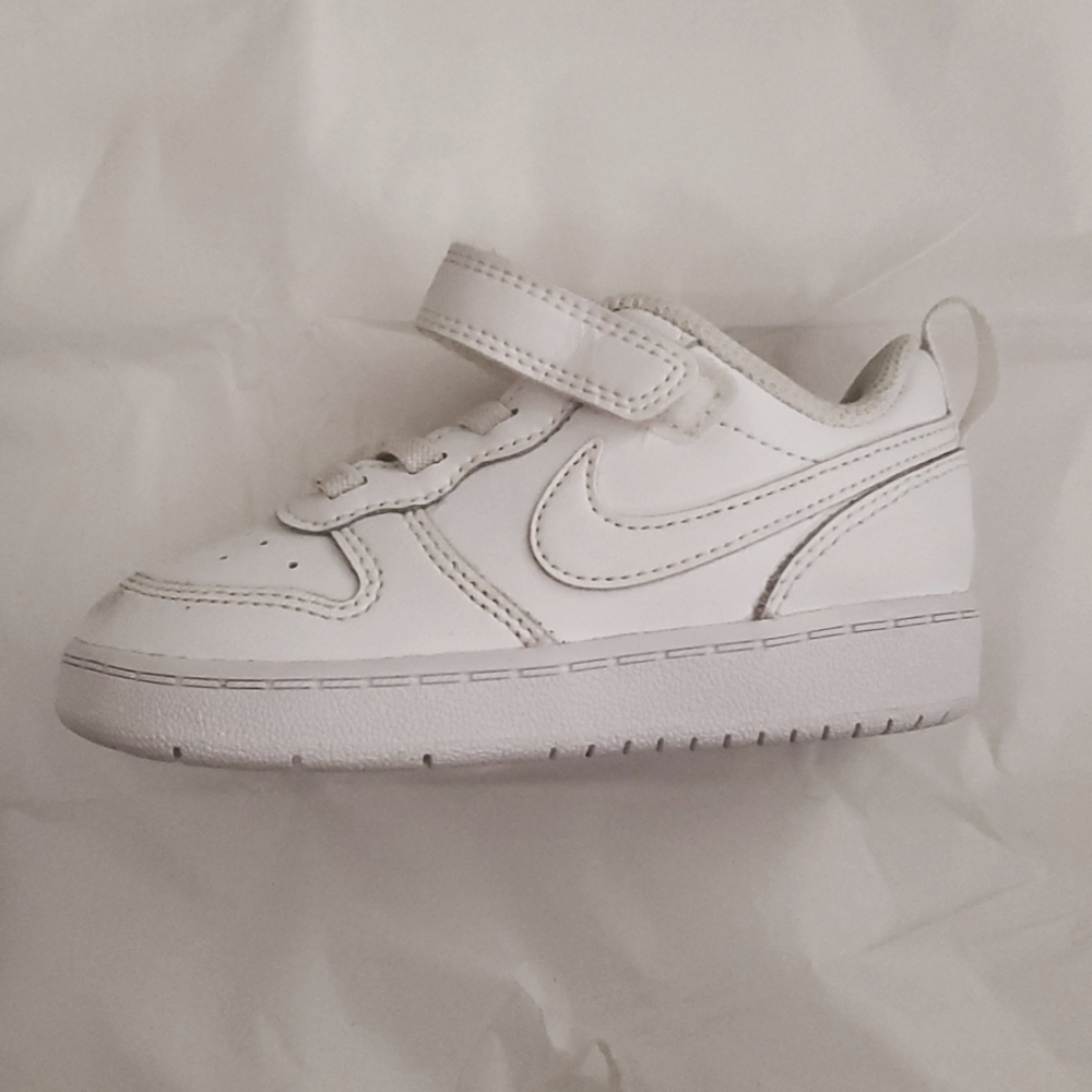 Boys 7C nike court borough sneakers